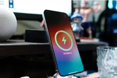 申扎苹果15换屏服务分享用什么充电器给iPhone15充电更好 